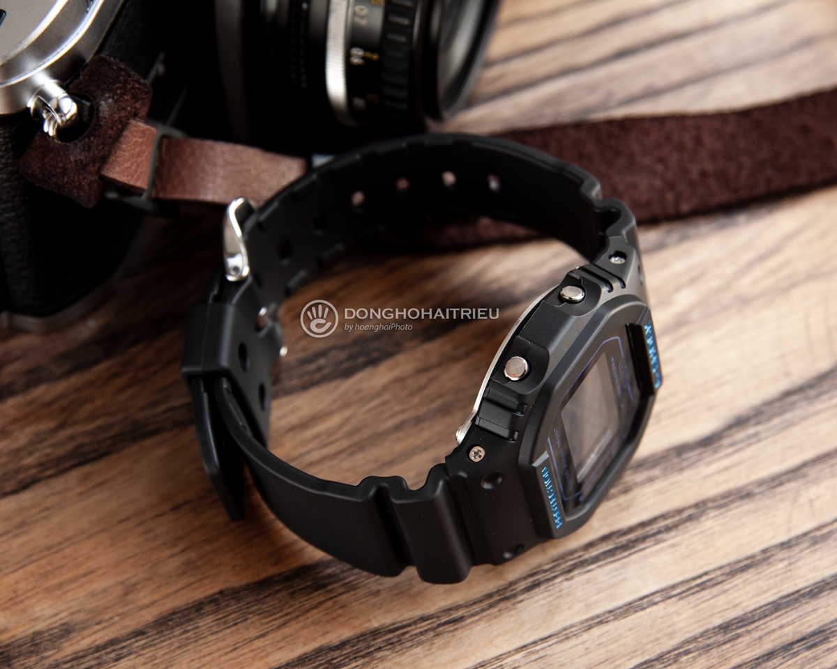 Đồng hồ G-Shock DW-5600 màu đen chụp nghiêng, nổi bật với độ mỏng nhẹ và thiết kế mặt vuông nam tính.