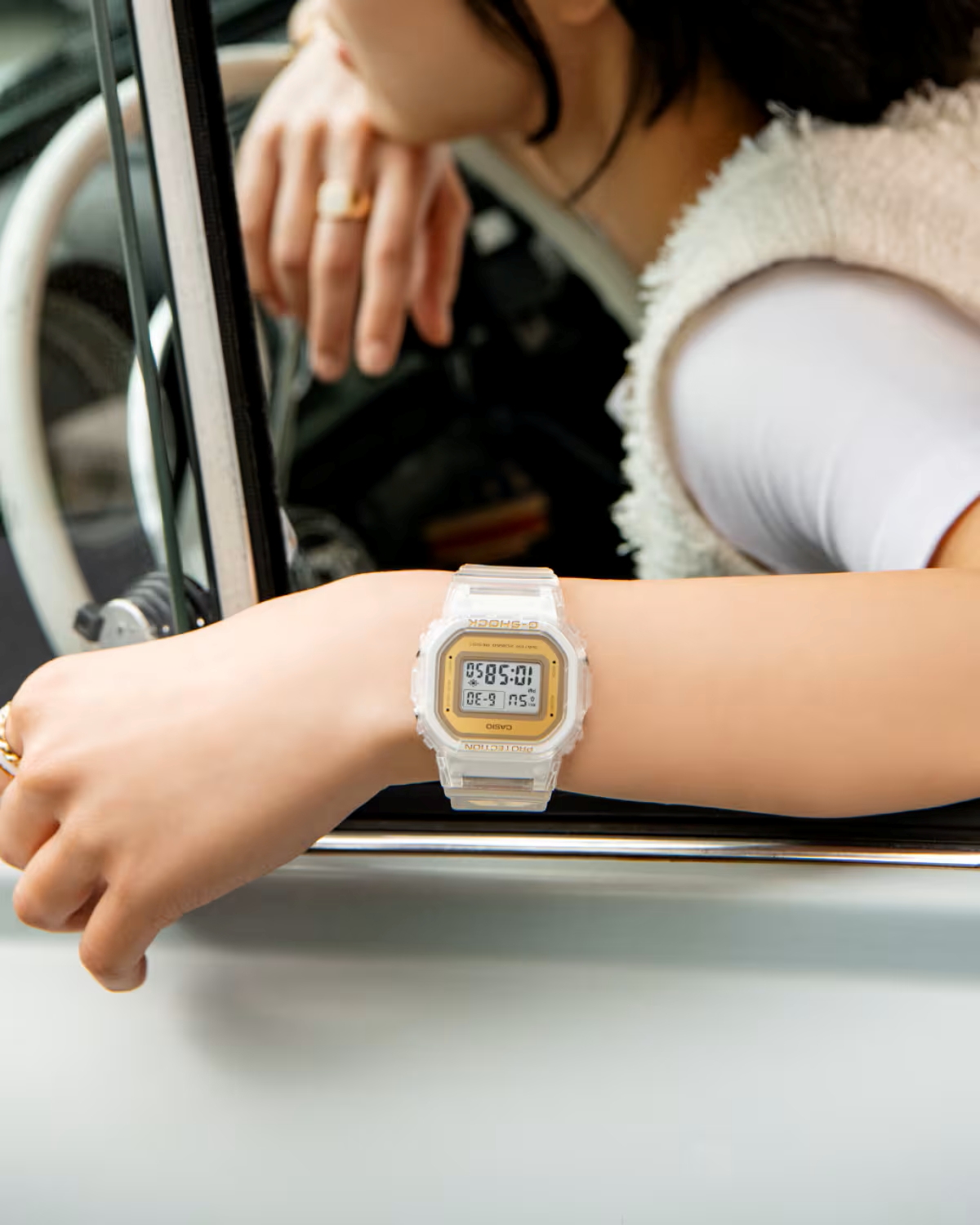 Đồng hồ G-Shock nữ trong suốt mặt vuông đeo trên cổ tay, phong cách năng động dễ phối đồ.
