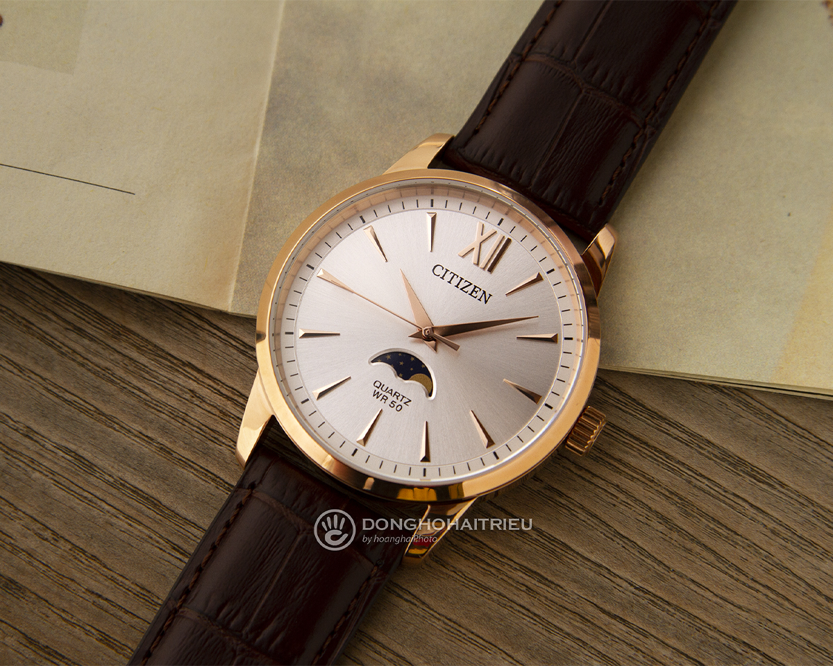 Đồng hồ Citizen Moonphase AK5003-05A với dây da thanh lịch và mặt số chu kỳ trăng độc đáo.