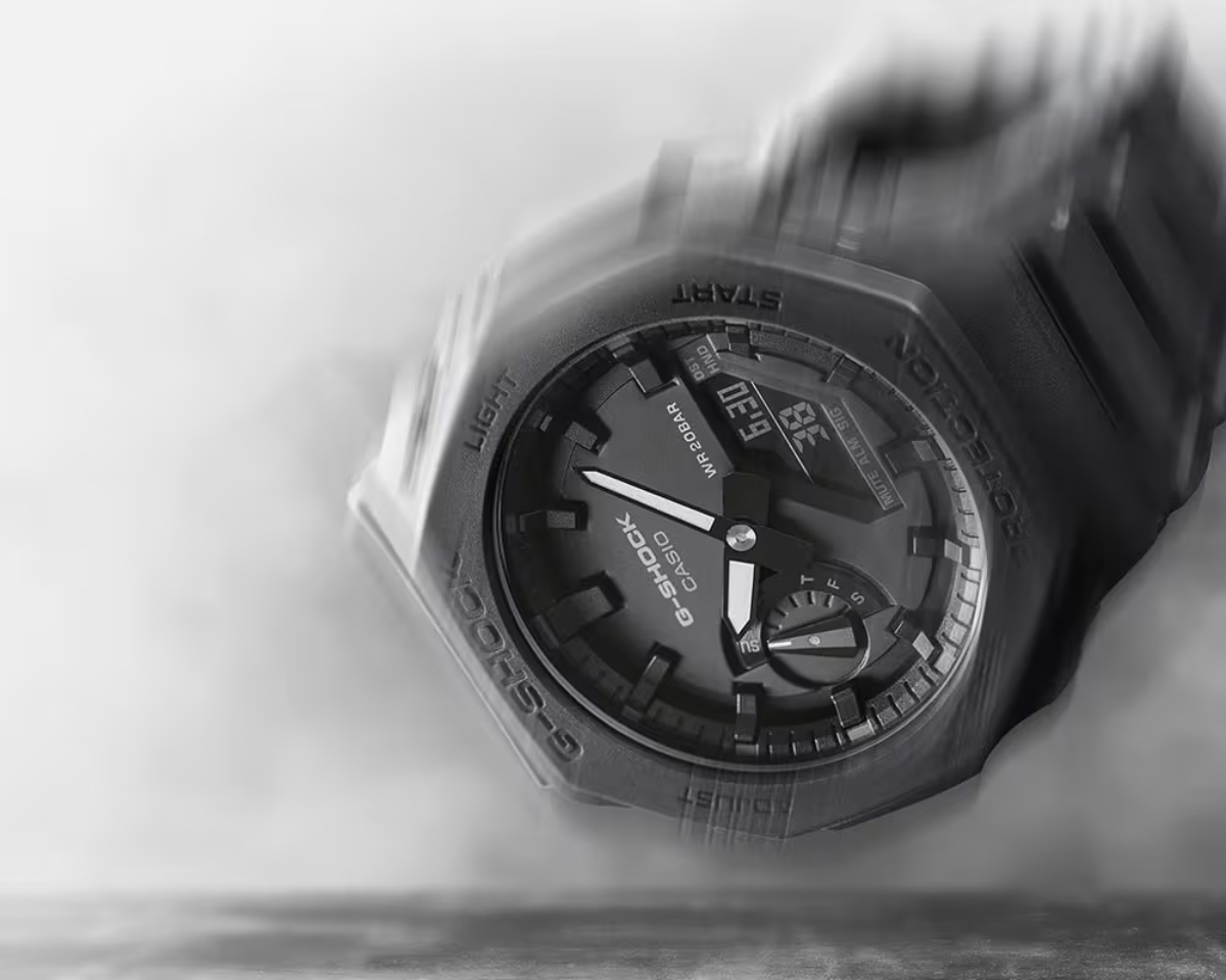 Khả năng chống sốc khi va đập của G-Shock GA-2100 nhờ kết hợp Carbon Core Guard và resin.