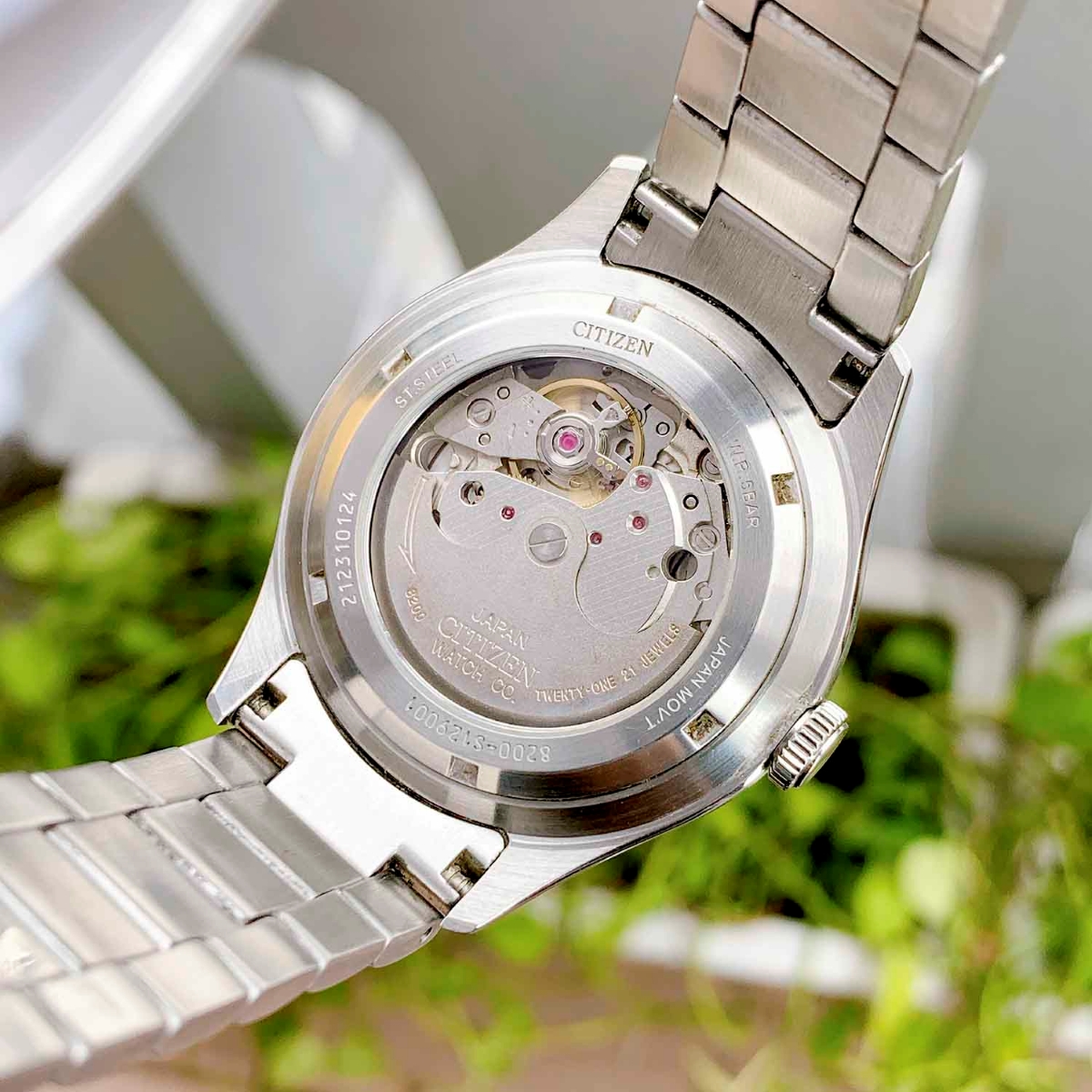 Mặt đáy đồng hồ Citizen C7 trang bị kính xuyên thấu giúp quan sát toàn bộ chuyển động của bộ máy automatic và các viên hồng ngọc bên trong.
