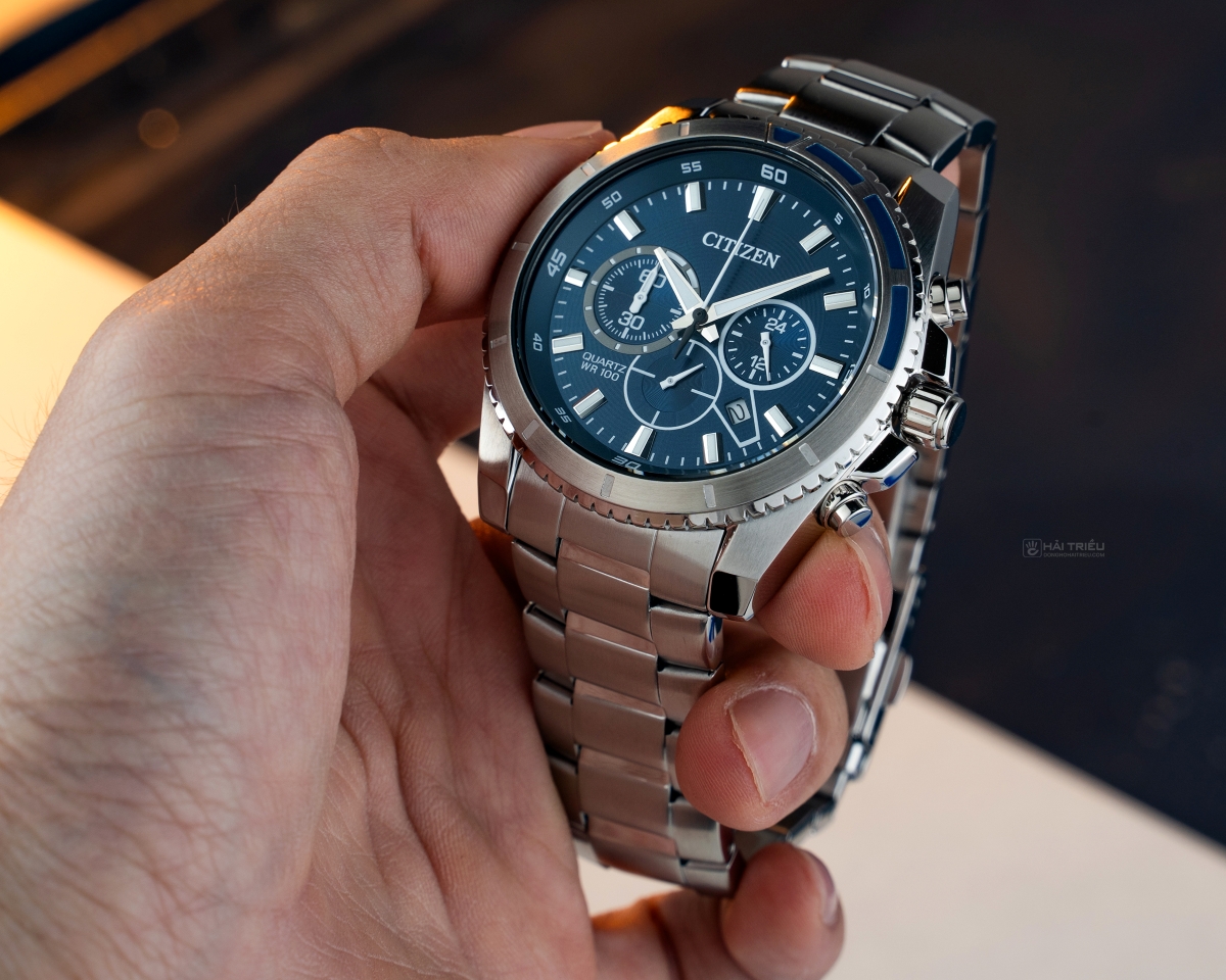 Đồng hồ Citizen AN8190-51L với thiết kế 6 kim Chronograph mạnh mẽ, mặt số màu xanh dương nam tính.