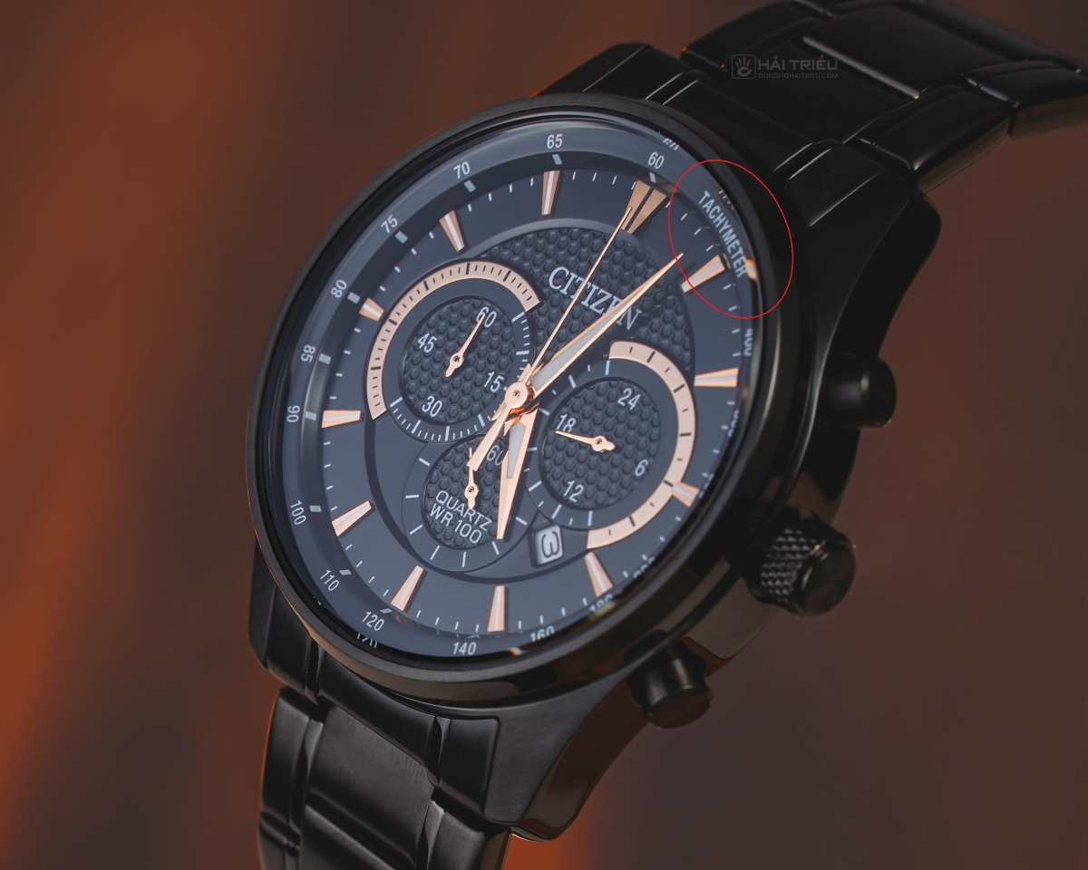 Cận cảnh mặt số đồng hồ Citizen AN8195-58E mạ PVD đen với thang đo tốc độ Tachymeter được in trên vòng chapter ring.