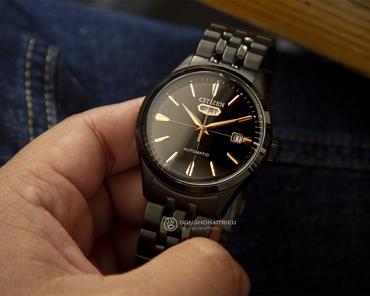 Đồng hồ Citizen C7 NH8395-50E phiên bản mặt số đen sang trọng, hiển thị lịch thứ ở góc 12 giờ và lịch ngày ở góc 3 giờ.