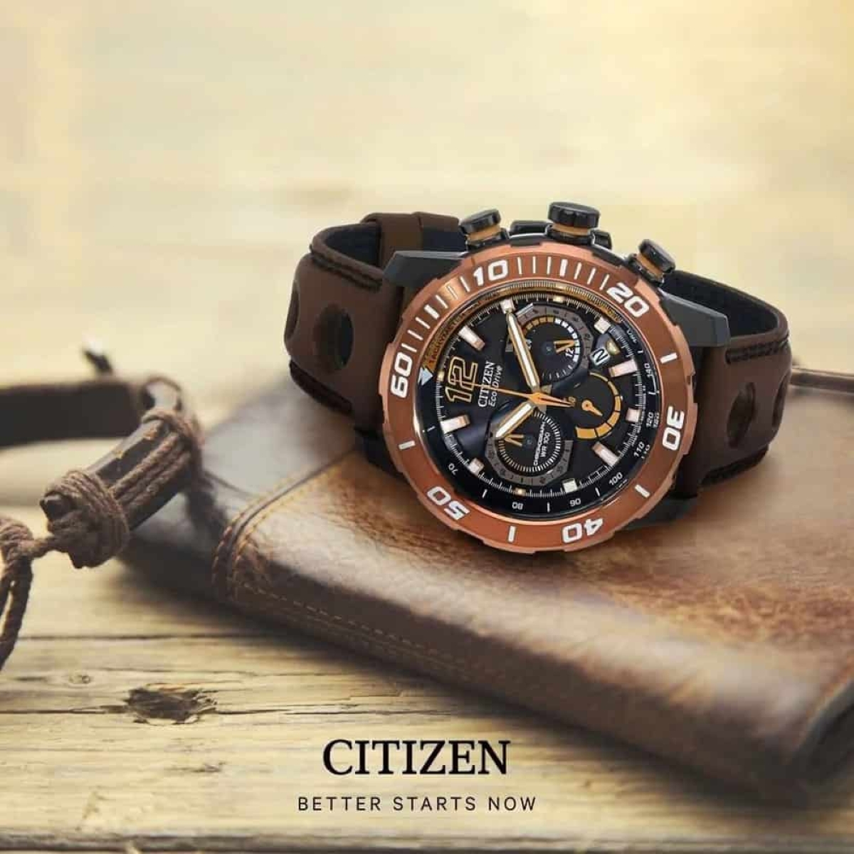 Đồng hồ Citizen CA4088-00E mang phong cách Racing watch với dây da màu nâu đục lỗ cá tính,tích hợp thang đo Tachymeter.