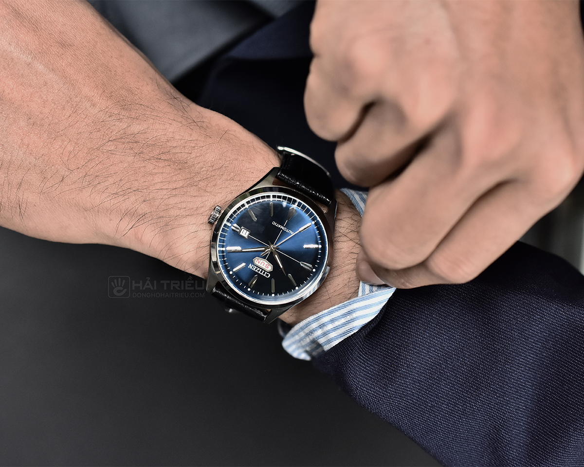 Thực tế đồng hồ Citizen C7 NH8390-20L mặt xanh dương trên tay khi phối cùng suit navy, thanh lịch.