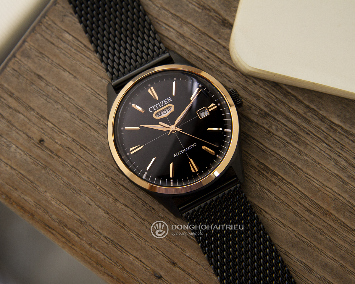 Mẫu Citizen C7 NH8396-82E phiên bản Casual với dây lưới Milanese màu đen, vỏ mạ PVD đen phối viền vàng hồng sang trọng.