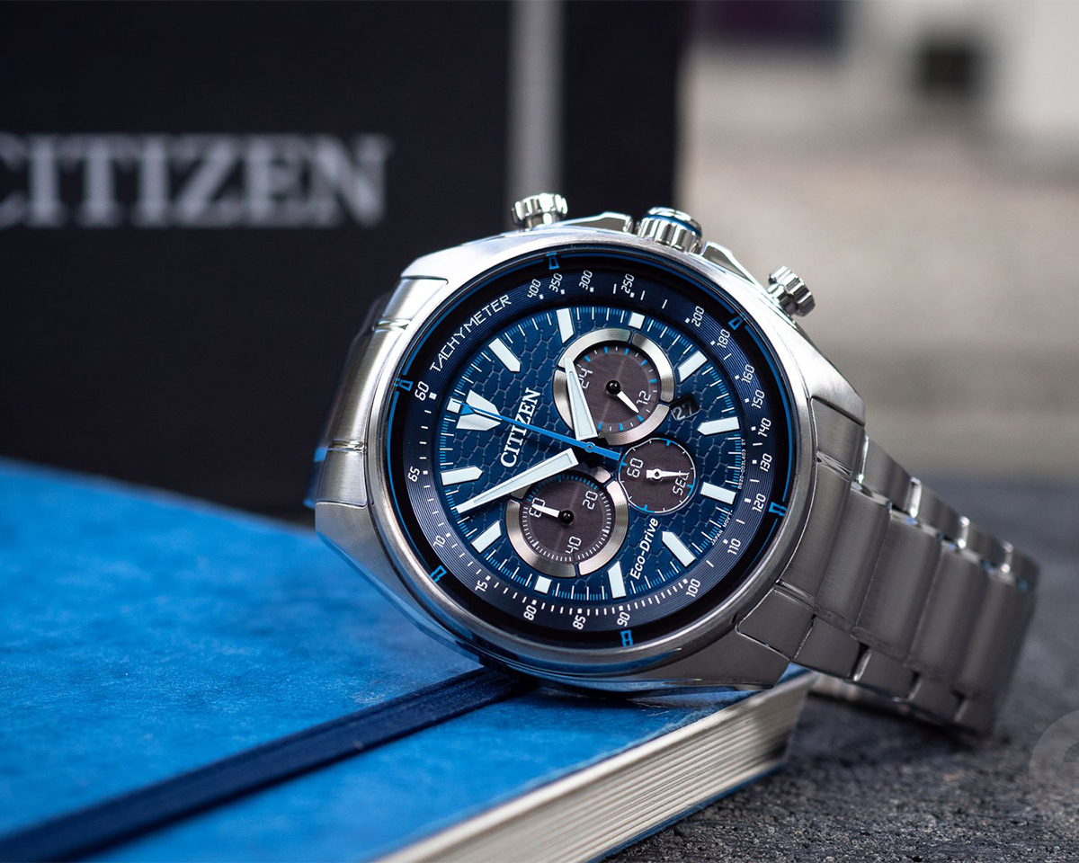 Đồng hồ nam Citizen CA4560-81 với mặt số xanh dương họa tiết có chiều sâu, tích hợp chức năng thang đo tốc độ Tachymeter.