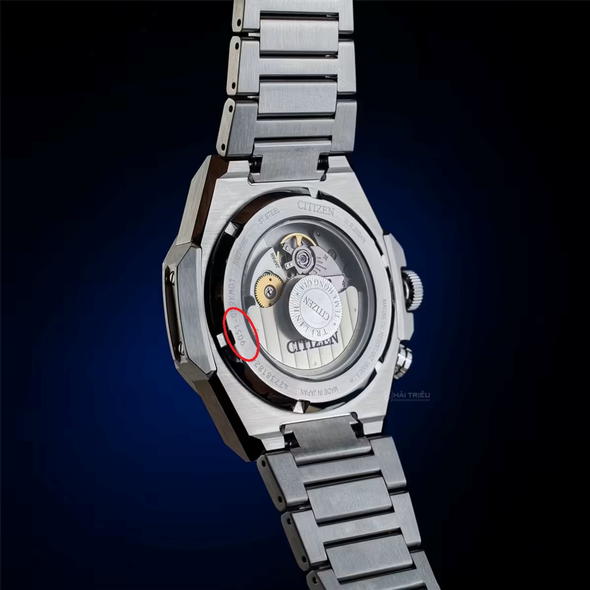 Cận cảnh mặt đáy lộ cơ của đồng hồ Citizen Series 8, nổi bật mã bộ máy Caliber 9051 in-house độc quyền của hãng.
