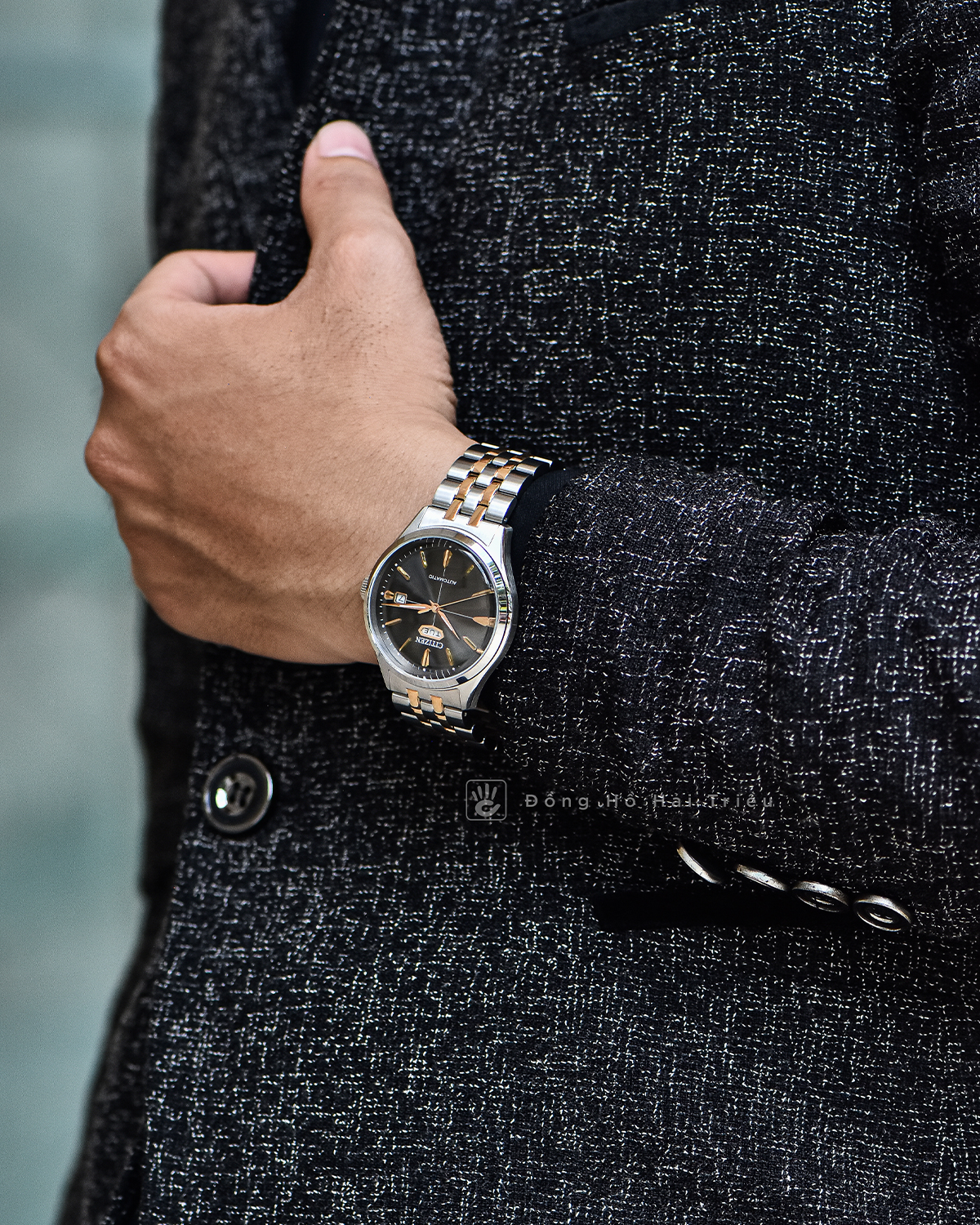Đồng hồ Citizen C7 NH8394-70E phiên bản Formal với dây thép demi vàng hồng phối cùng áo suit.