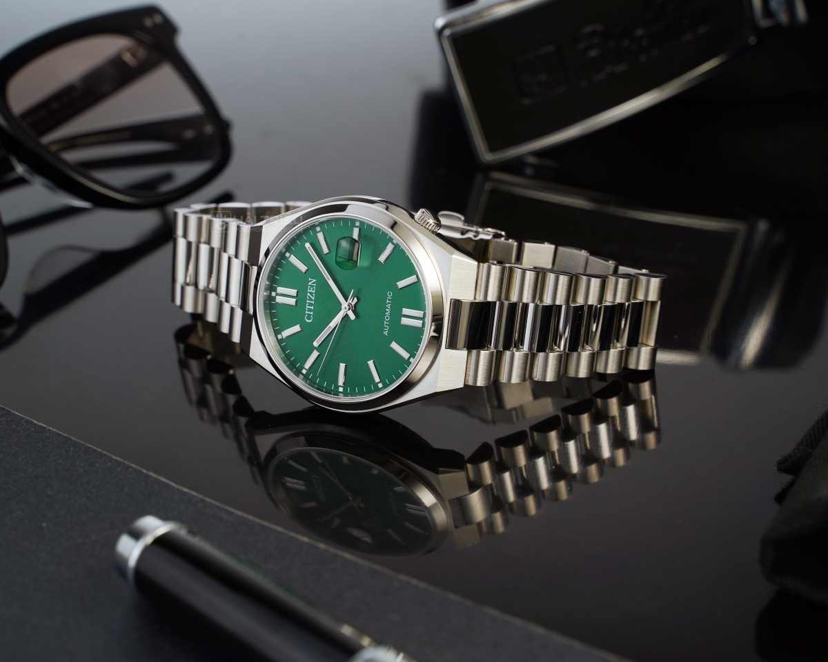 Đồng hồ Citizen dạ quang NJ0150-81X thuộc dòng Tsuyosa với mặt số màu xanh lục và kính Sapphire có kính lúp.
