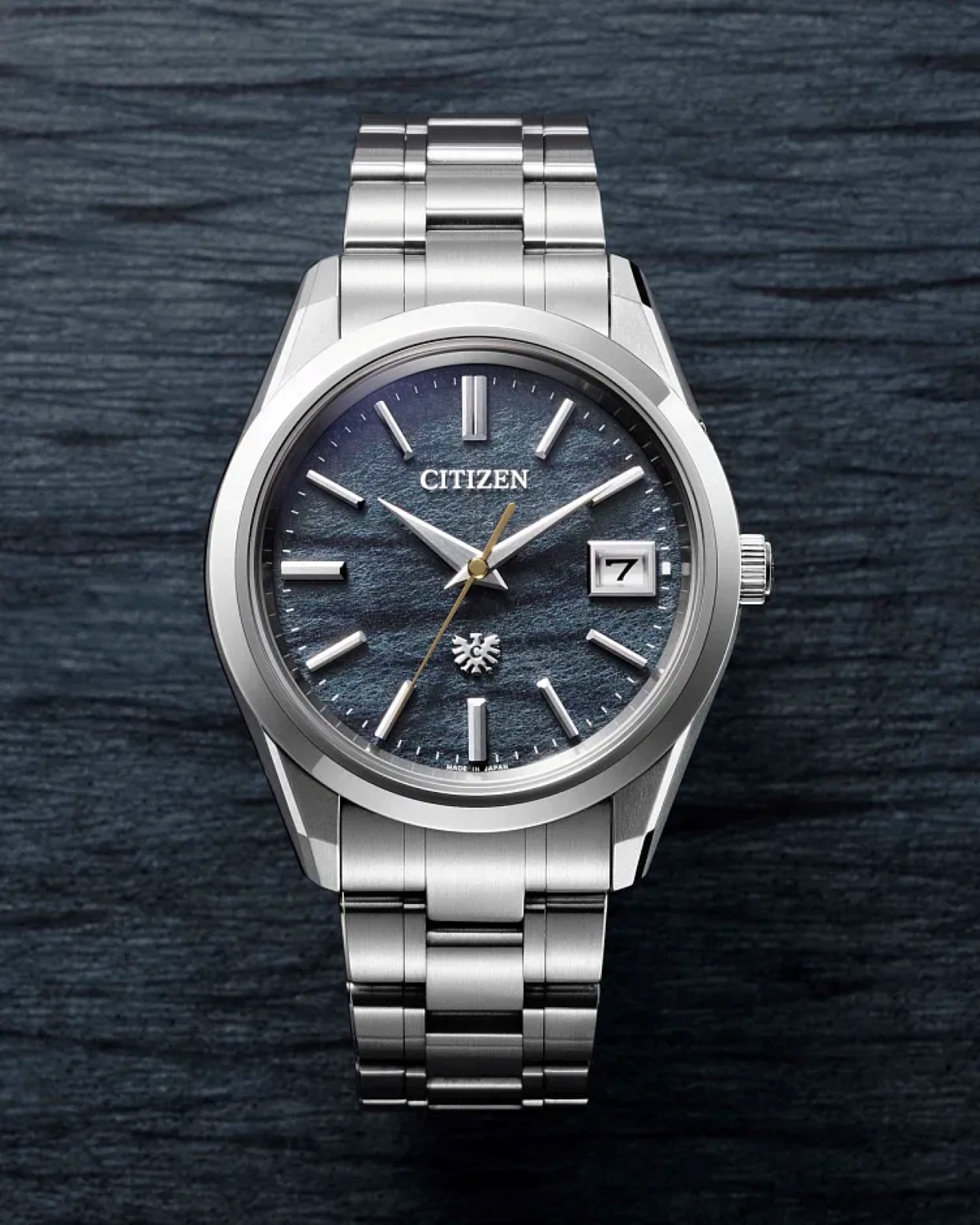 Đồng hồ cao cấp The CITIZEN mã AQ4100-65L nổi bật với mặt số giấy Tosa Washi màu xanh đen nghệ thuật cùng biểu tượng đại bàng độc quyền.