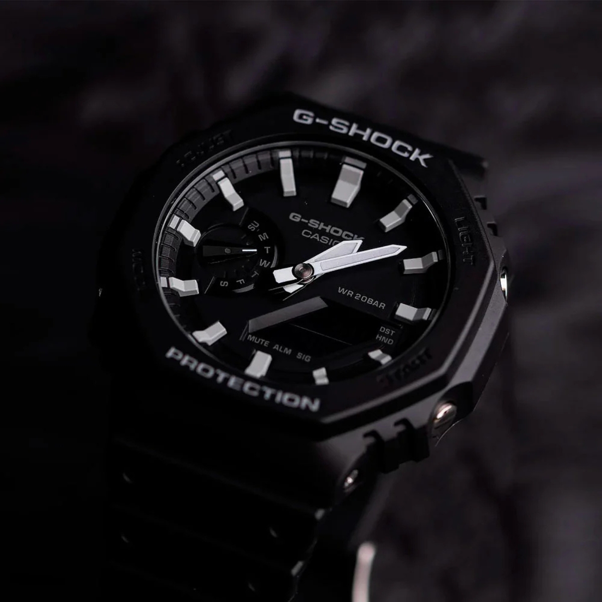 Casio G-Shock GA-2100-1ADR mặt đen with cọc số sáng và kim tương phản.