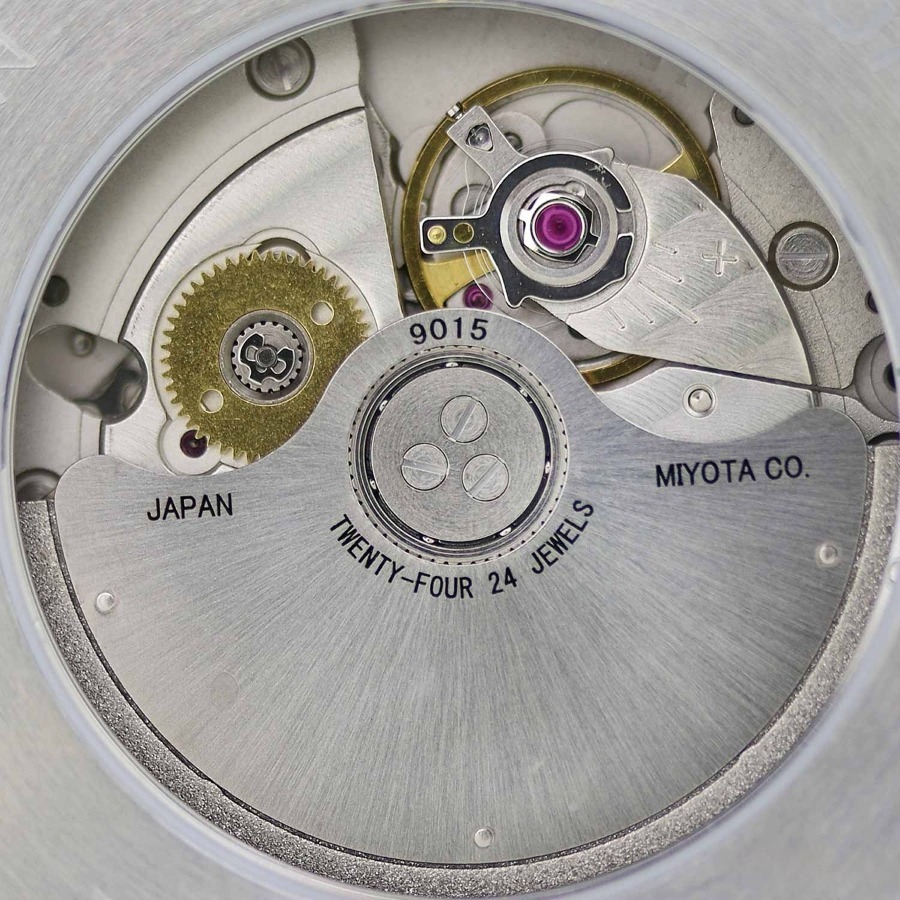 Bộ máy đồng hồ cơ tự động Miyota 9015 caliber của Nhật Bản nhìn từ phía sau nắp lưng.