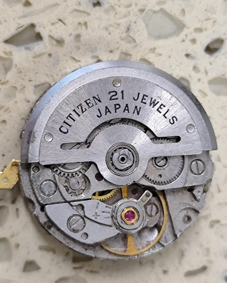 Bộ máy cơ tự động Citizen 21 Jewels với nhiều bánh răng và chi tiết vi mô.