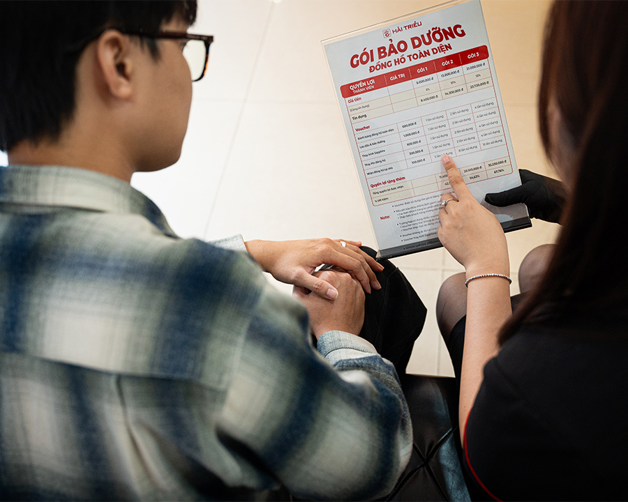 Khách hàng được cung cấp thông tin minh bạch về các quyền lợi bảo hành tăng thêm, thay pin miễn phí và dịch vụ lau dầu bảo dưỡng.