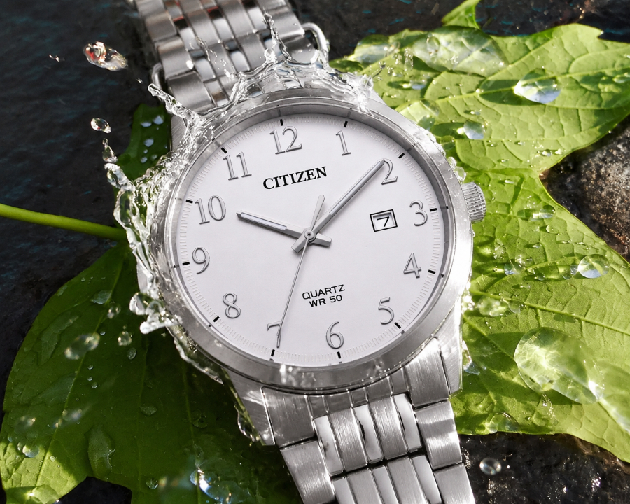 Chiếc đồng hồ Citizen Quartz BI5000-87A mặt số màu trắng, có độ chống nước WR 50 đang bị ướt.
