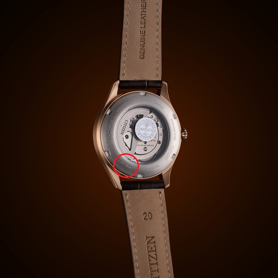 Chiếc Citizen Mechanical NJ0243-06A có dòng chữ "Japan Movt"