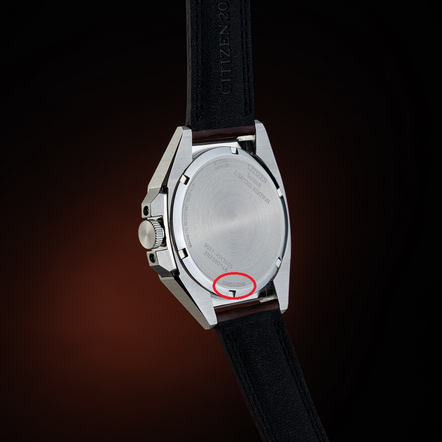 Chiếc Citizen Series 8 NB6011-11W có dòng chữ "Made in Japan"