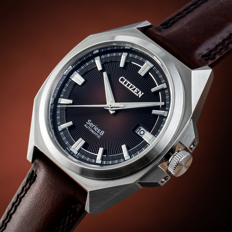 Đồng hồ cơ cao cấp Citizen Series 8 NB6011-11W với thiết kế vỏ thép góc cạnh sắc sảo, kết hợp cùng dây đeo bằng da màu nâu sẫm.