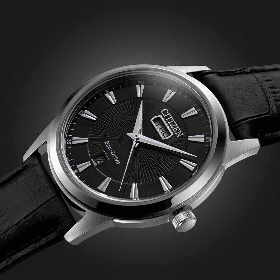 Cận cảnh chiếc đồng hồ Citizen Eco-Drive mặt đen được trang bị lớp kính khoáng nguyên bản.