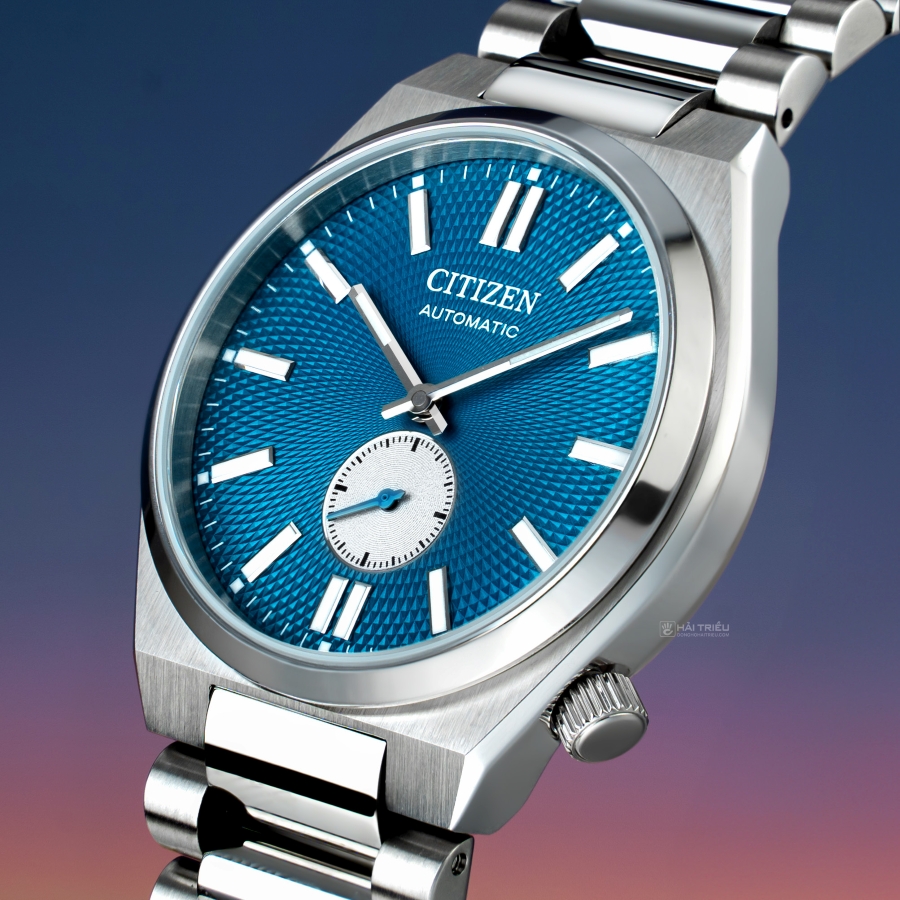 mặt số màu xanh tinh xảo của đồng hồ Citizen Automatic dưới lớp kính Sapphire cứng.