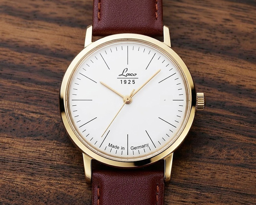 Đồng hồ cơ Laco Vintage 1925 chính hãng Đức mặt số màu trắng, dây da nâu sử dụng bộ máy Miyota 9015.