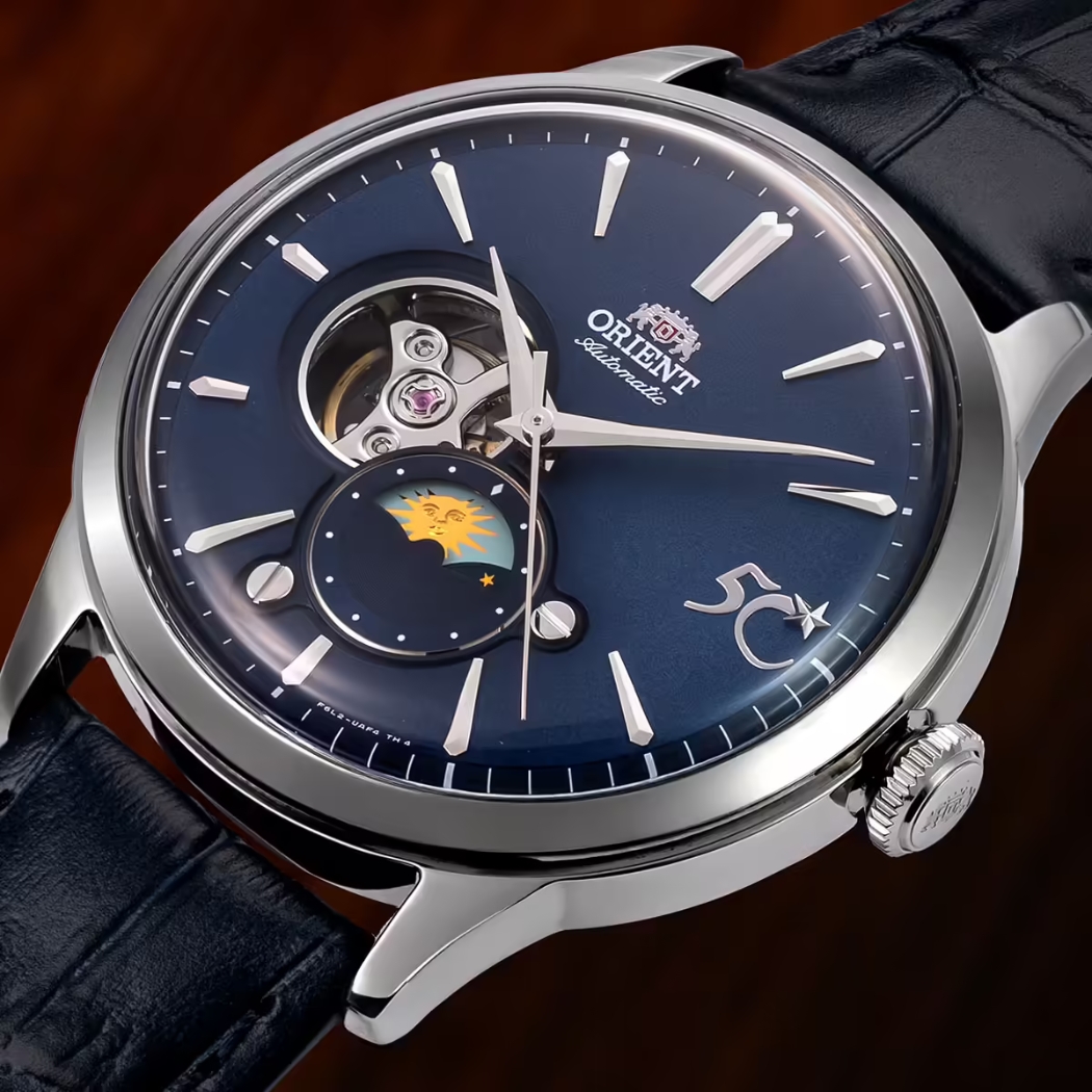 Đồng hồ Orient Sun and Moon Open Heart với mặt số hiển thị lịch ngày đêm và cửa sổ lộ cơ tại vị trí 9 giờ