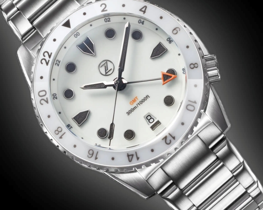Đồng hồ lặn nam Zelos Mako V3 GMT Steel Frost dây thép không gỉ, mặt số màu trắng, viền bezel trắng khắc số và kim GMT màu cam nổi bật.