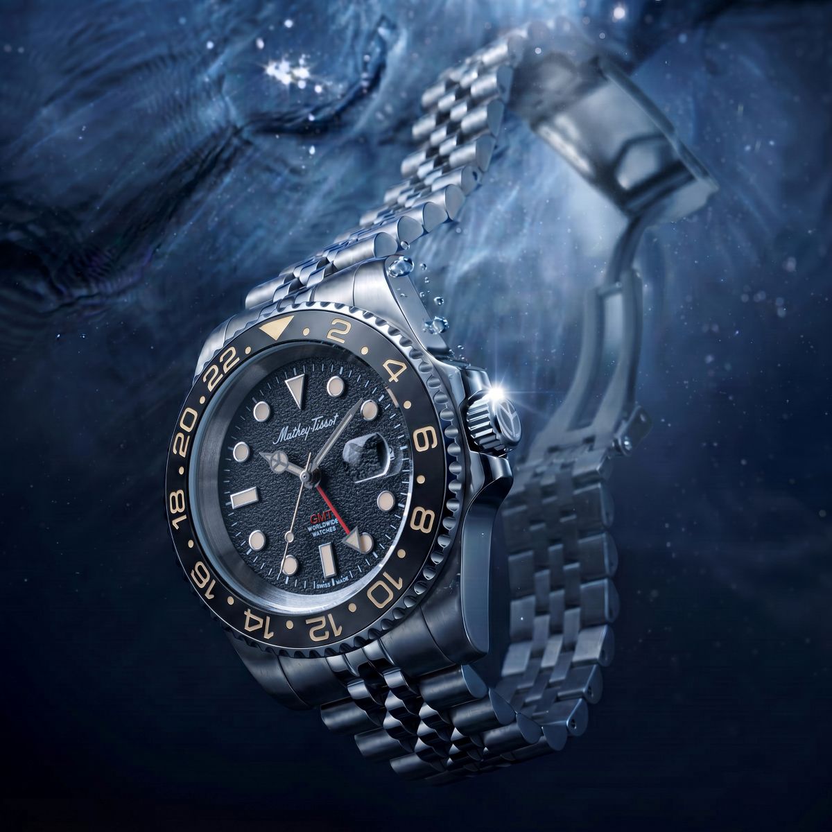 Trên Mathey-Tissot GMT, tinh thần công cụ này được làm mềm lại để phù hợp với cổ tay hiện đại