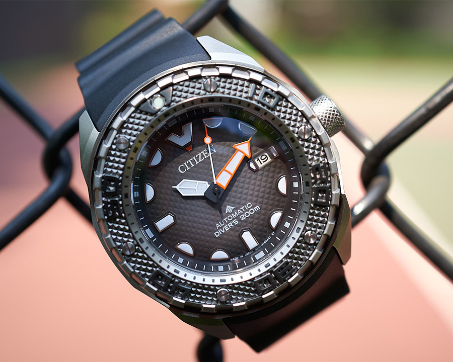 Chiếc Citizen NB6004-08E sử dụng bộ máy Miyota 9051