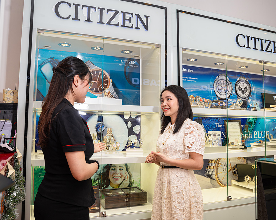 Khách hàng chọn mua đồng hồ Citizen chính hãng tại Hải Triều
