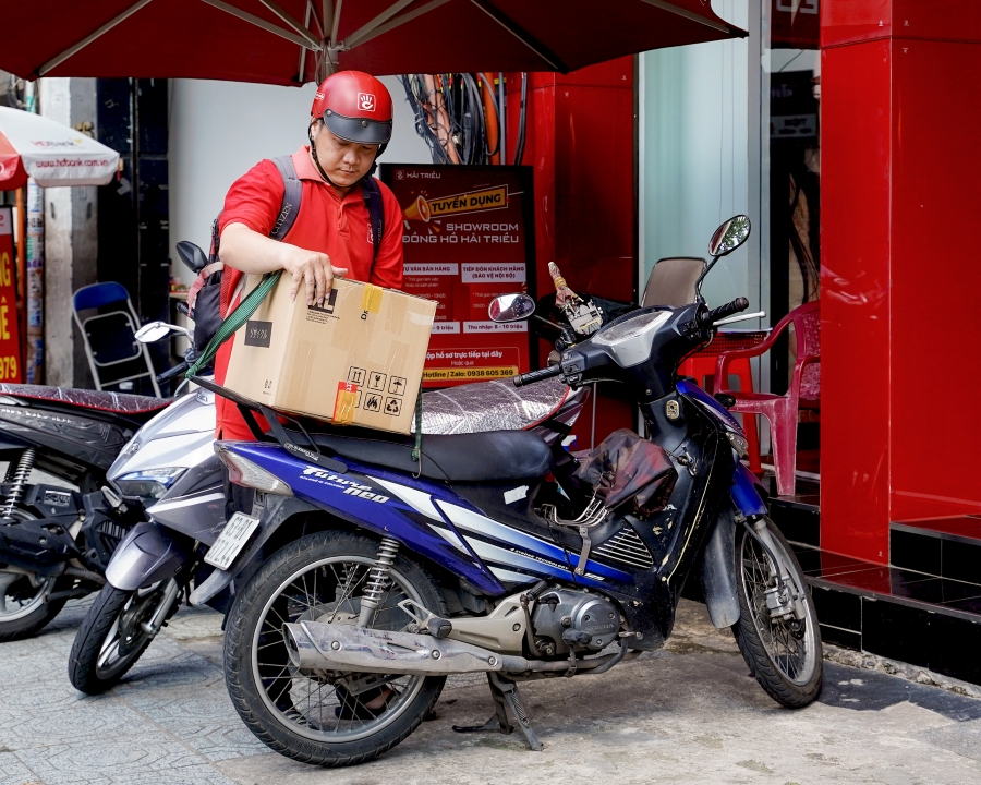 Nhân viên giao nhận Đồng Hồ Hải Triều đang hỗ trợ giao nhận sửa chữa tận nơi cho khách hàng.