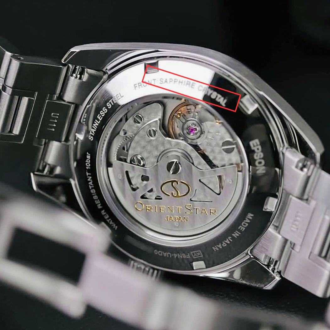 mặt số đồng hồ Orient có dòng chữ “Sapphire” dùng để nhận biết mặt kính Sapphire chính hãng