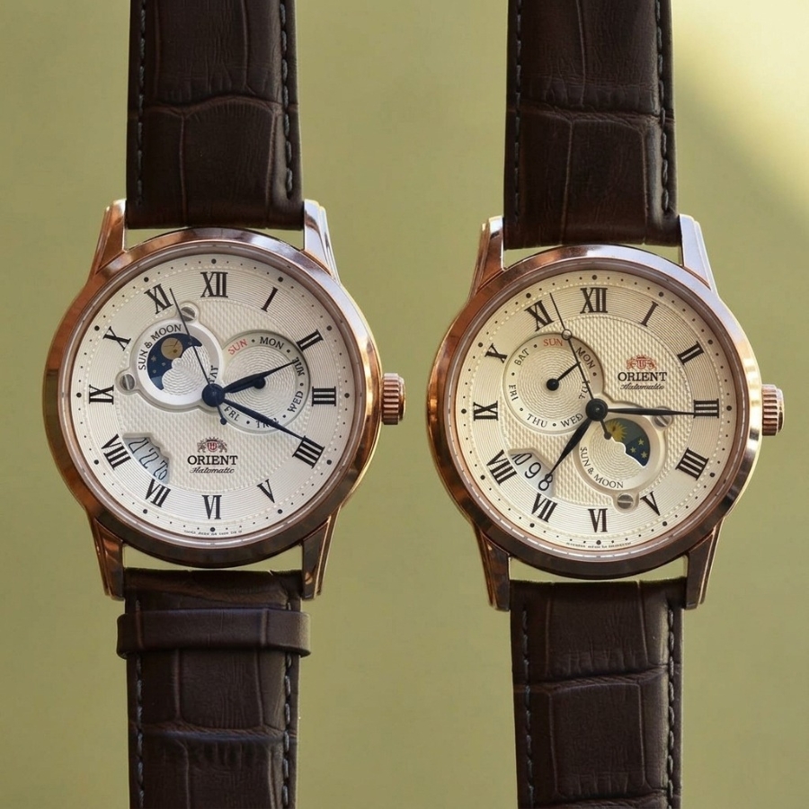 Mặt số Orient Sun and Moon Gen 3 bên phải với ô Sun Moon chuyển xuống vị trí 5 giờ.