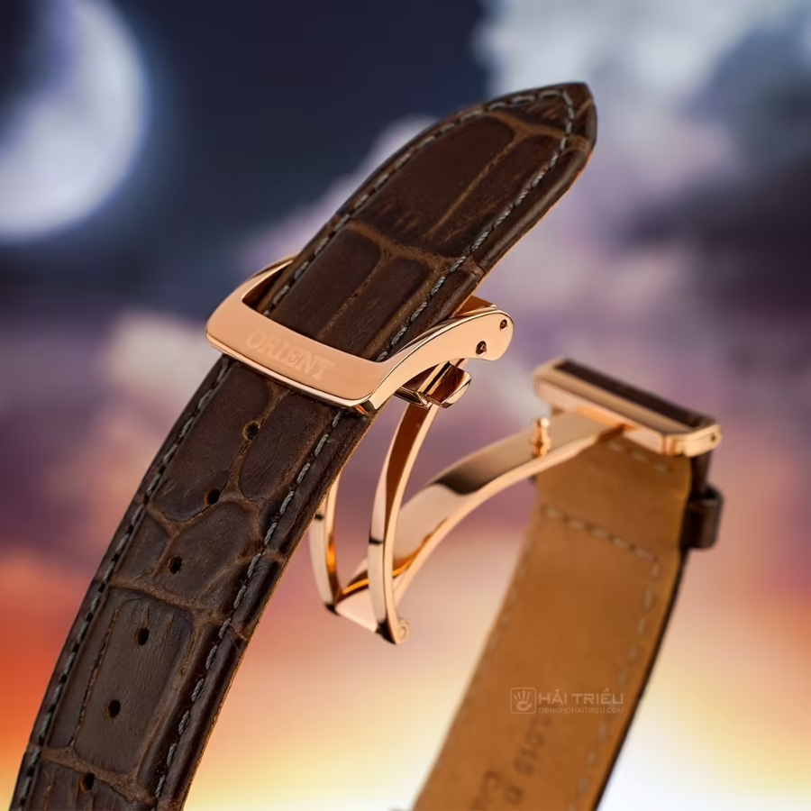 Orient Sun and Moon Gen 3 sử dụng dây da thật, thép không gỉ 316L và kính Sapphire cao cấp.