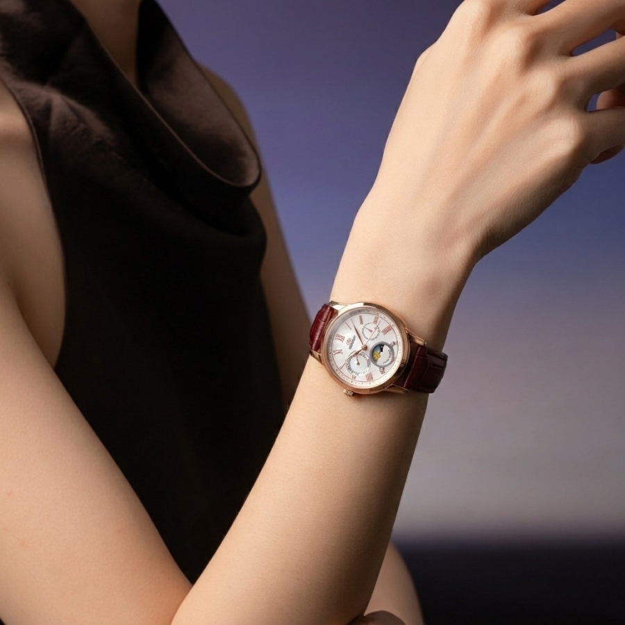 Orient Sun and Moon Gen 7 với kích thước 34.8mm nhỏ gọn cùng mặt số đặc trưng