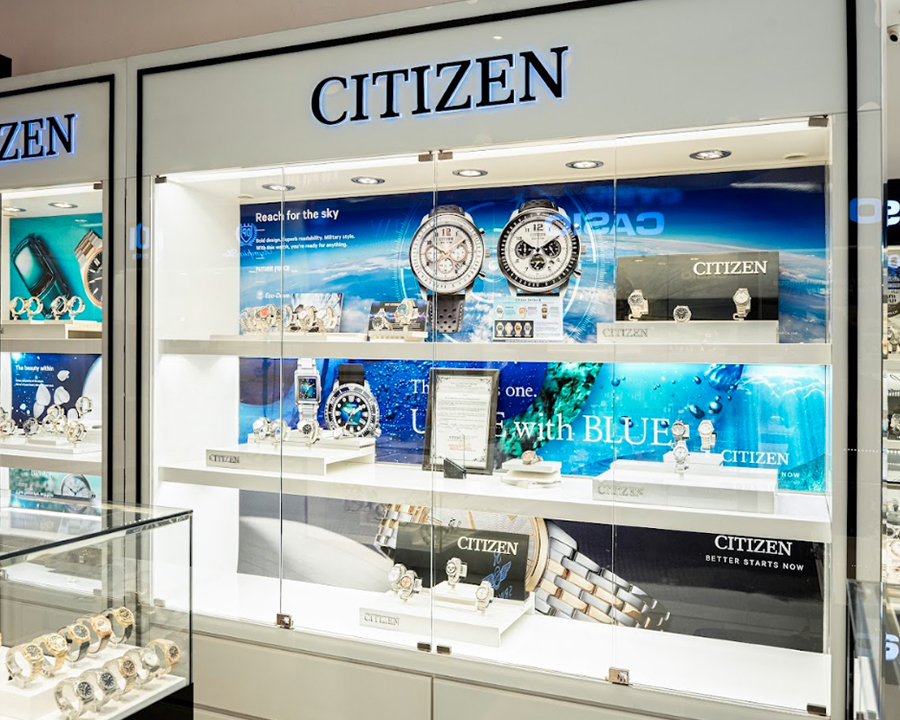 Tủ trưng bày đồng hồ Citizen được sắp xếp chỉn chu, đi kèm giấy chứng nhận đại lý ủy quyền chính hãng của điểm bán.