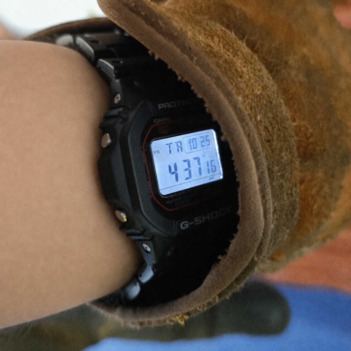 G-Shock Auto Light tự sáng đèn không cần nhấn nút.