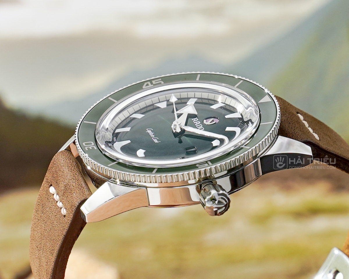 Kính sapphire trên mẫu Rado R32505315.