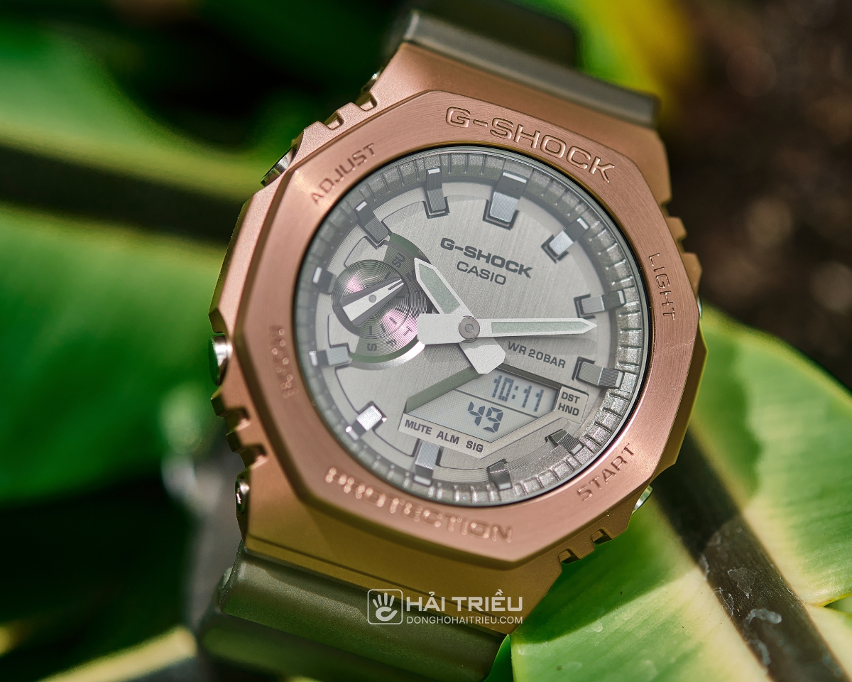 Cận cảnh đồng hồ G-Shock GM-2100 vỏ kim loại màu hồng vàng với mặt số kim số và thiết kế bát giác.
