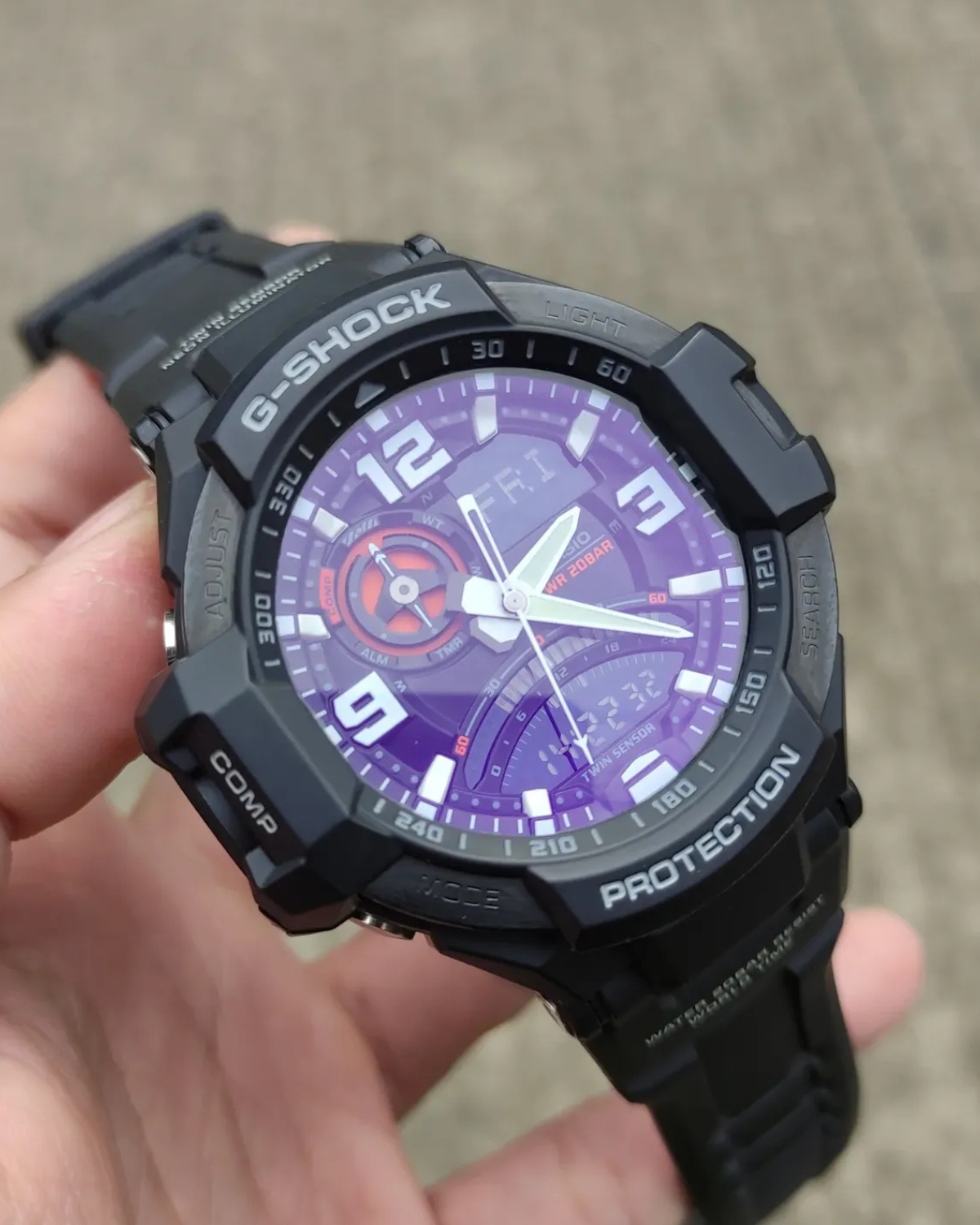 Kính khoáng dạng vòm trên đồng hồ GA-1000.