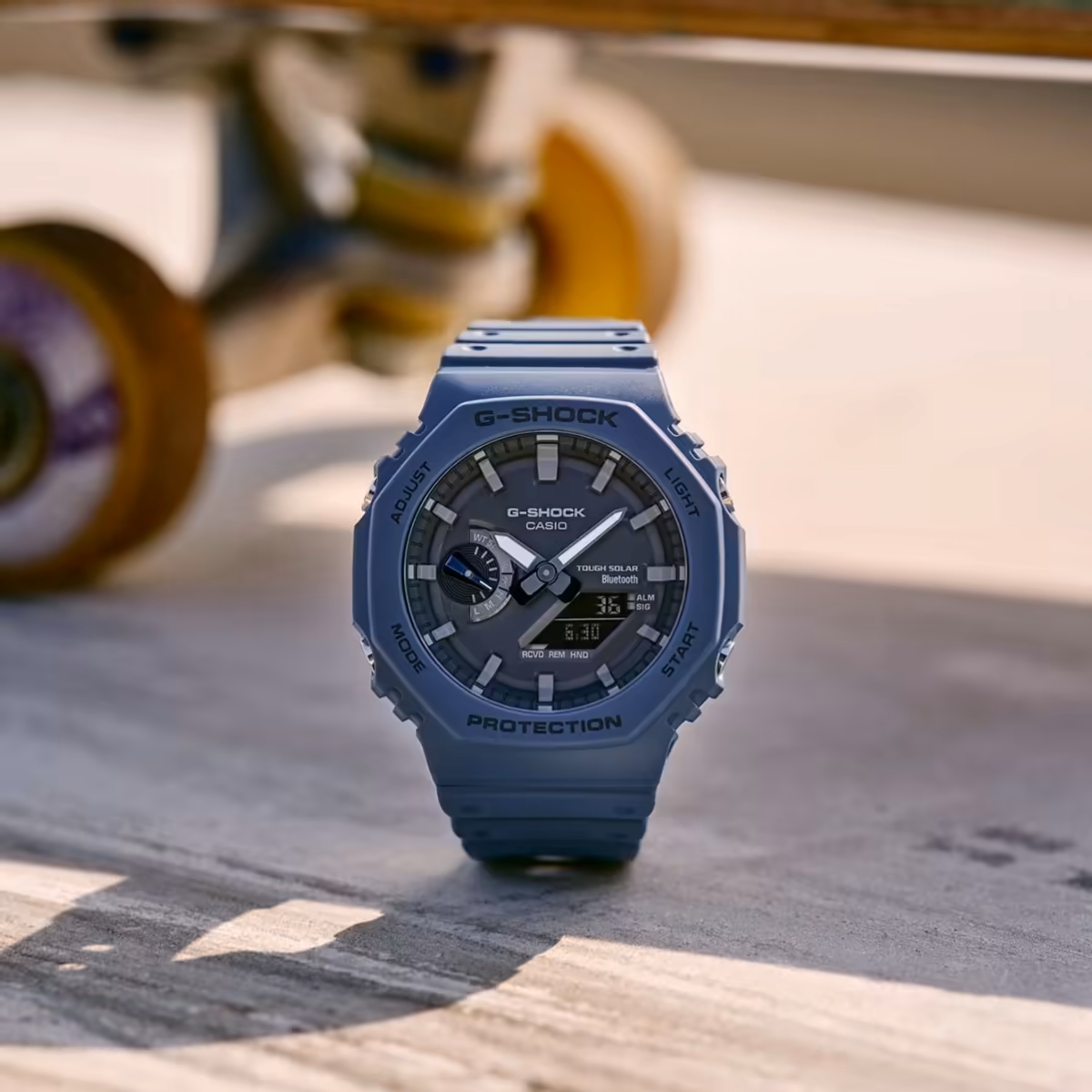 Đồng hồ Casio G-Shock GA-B2100-2ADR màu xanh dương phù hợp phong cách thể thao trẻ trung.