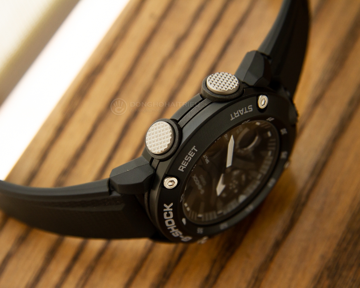 Thiết kế bền, nhẹ của Casio-GA-2000S-1ADR-8.