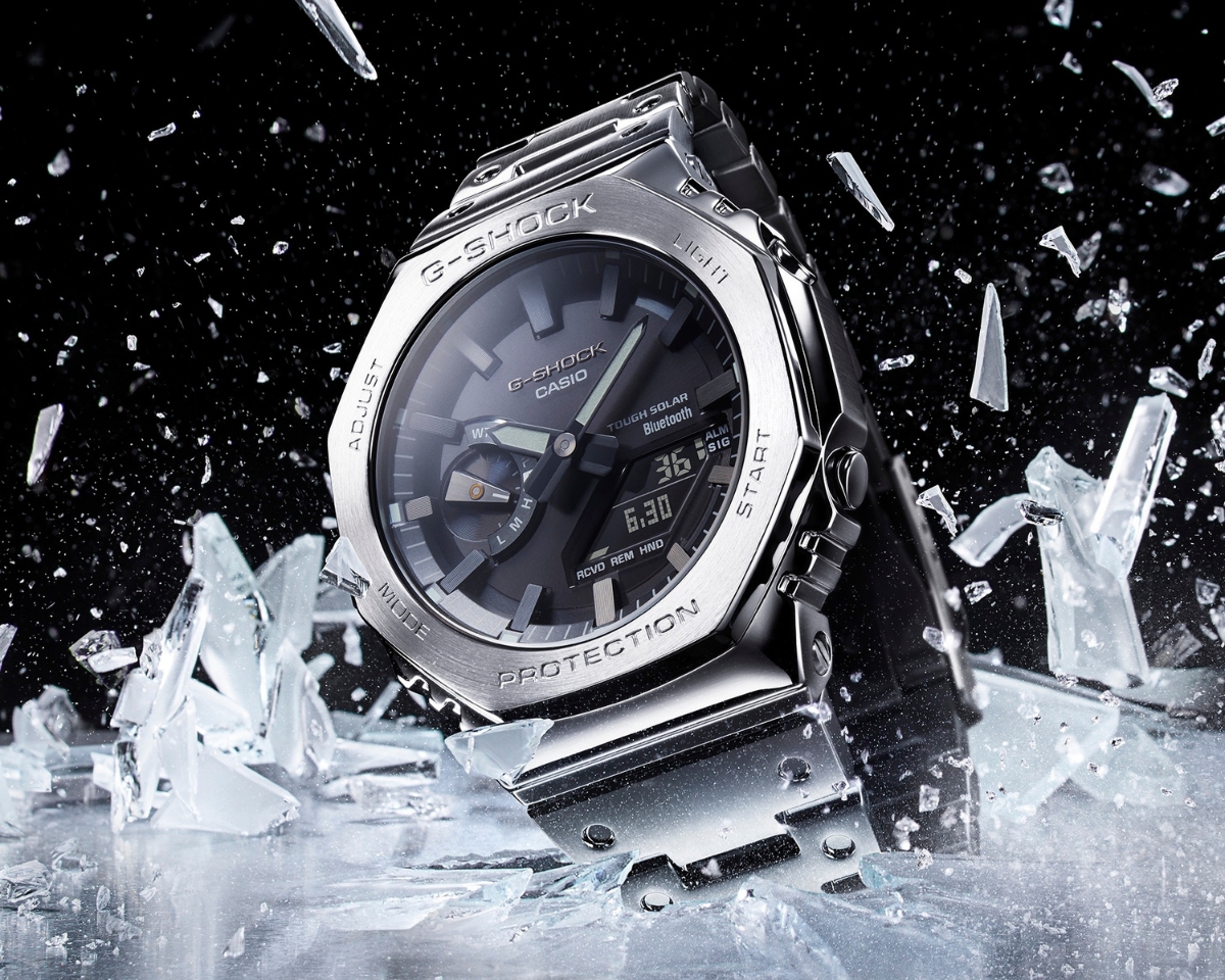Đồng hồ G-Shock GM-B2100 full metal màu bạc trong bối cảnh băng vỡ, thể hiện vẻ mạnh mẽ và cao cấp.