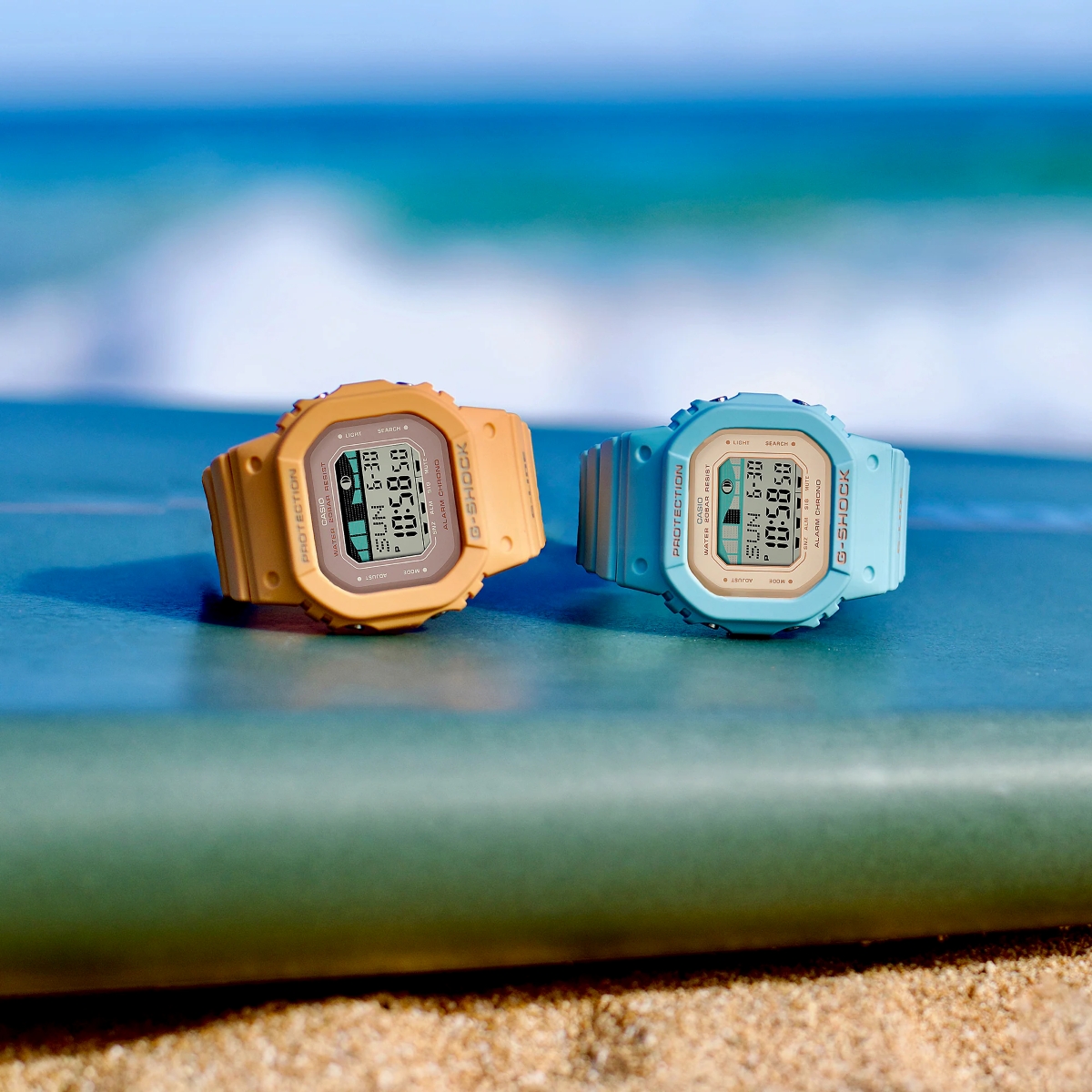 Hai chiếc đồng hồ Casio G-Shock chống nước 20Bar GLX-S5600.