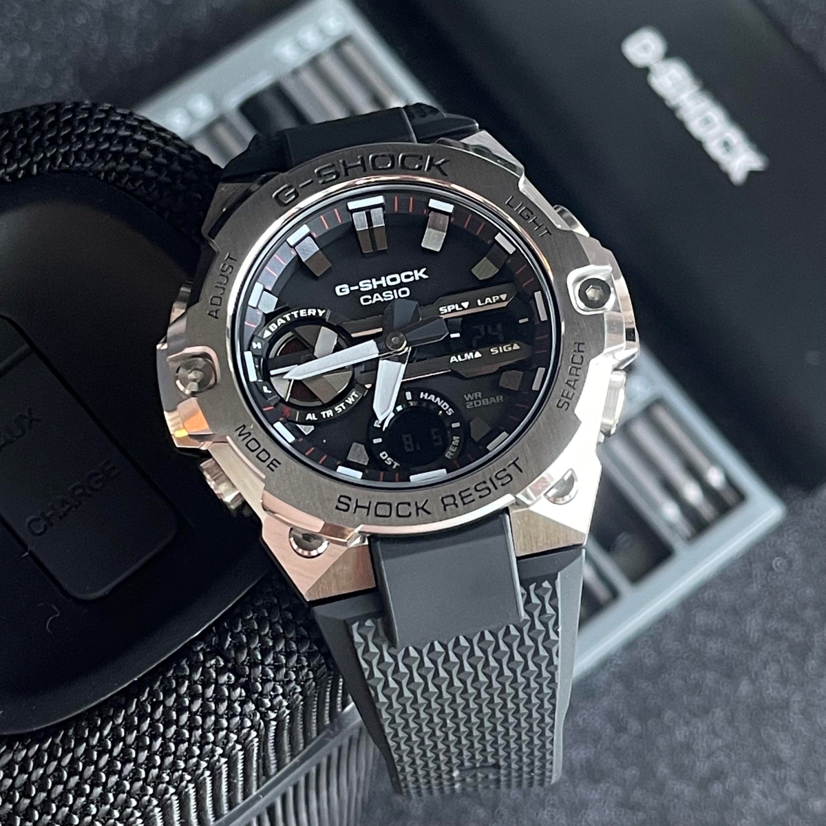 Cận cảnh mặt đồng hồ Casio GST-B400-1A.