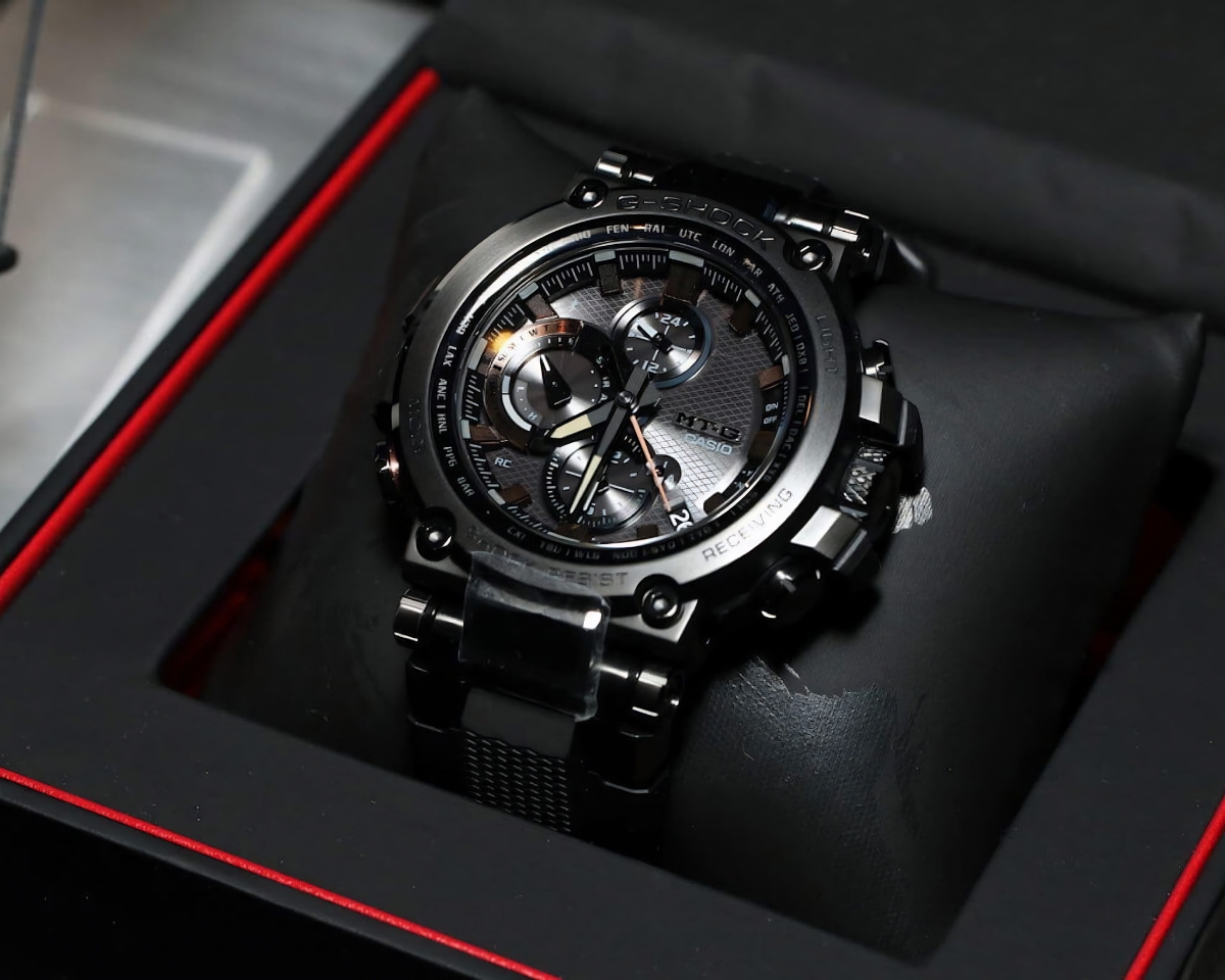Đồng hồ G-Shock Carbon trong hộp.