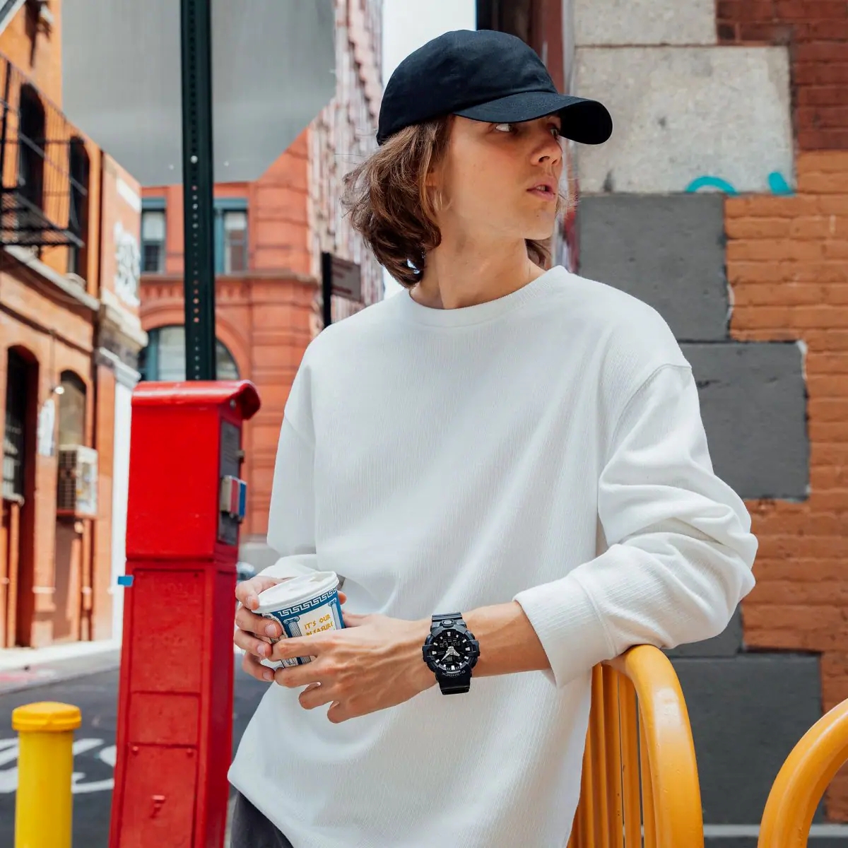 Đồng hồ GA-700 màu đen phối cùng áo trắng, phù hợp phong cách streetwear hằng ngày.