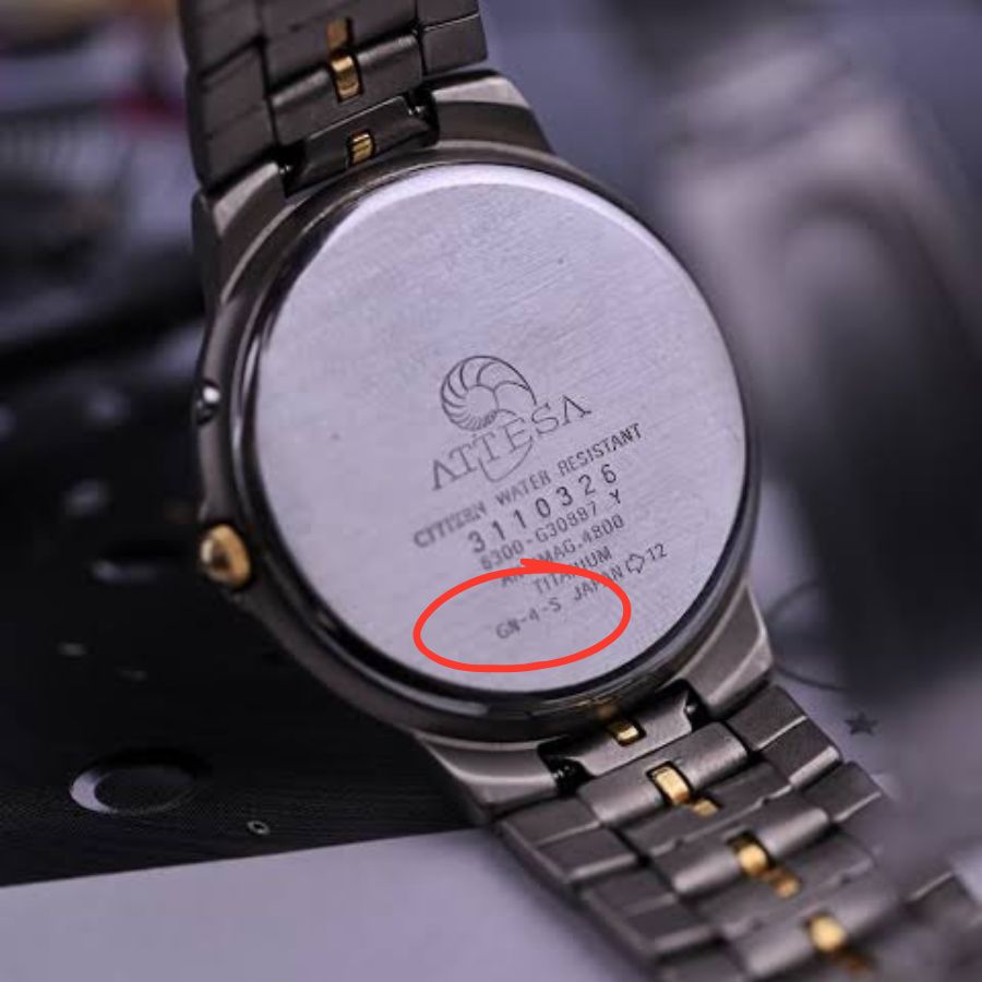Dòng chữ GN 4W S có trên đồng hồ Citizen Attesa